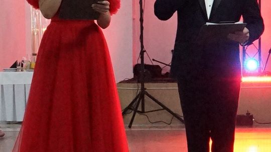 Młodzież i nauczyciele podczas studniówki