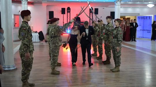 Studniówka 2026. Klasa mundurowa LO C-NB Fenix w Ciechanowie