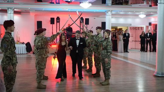 Studniówka 2026. Klasa mundurowa LO C-NB Fenix w Ciechanowie