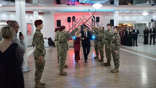 Studniówka 2026. Klasa mundurowa LO C-NB Fenix w Ciechanowie