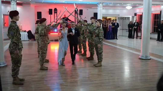 Studniówka 2026. Klasa mundurowa LO C-NB Fenix w Ciechanowie