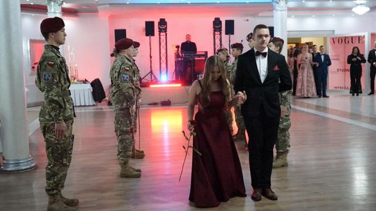 Studniówka 2026. Klasa mundurowa LO C-NB Fenix w Ciechanowie