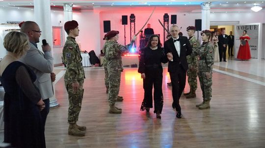 Studniówka 2026. Klasa mundurowa LO C-NB Fenix w Ciechanowie