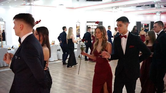 Studniówka 2026. Klasa mundurowa LO C-NB Fenix w Ciechanowie