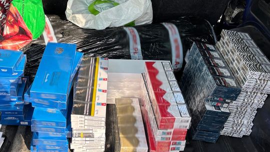 Zarekwirowane papierosy i pieniądze