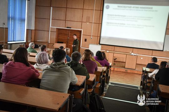 Cywile na szkoleniu wojskowym w jednostce