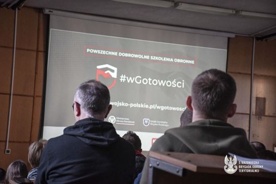 Cywile na szkoleniu wojskowym w jednostce