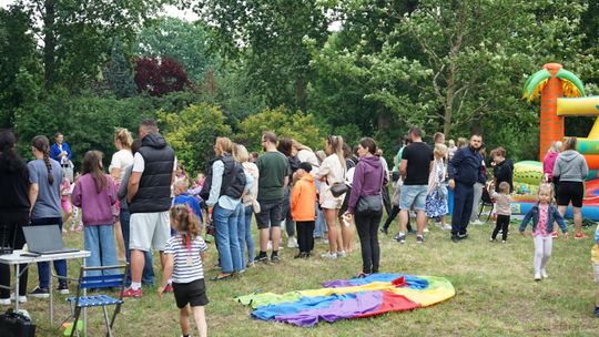 Piknik rodzinny za halą MOSiR w Ciechanowie. Bieg DKMS, pokazy służb i strefa grilla