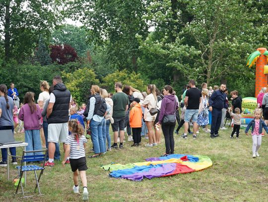 Piknik rodzinny za halą MOSiR w Ciechanowie. Bieg DKMS, pokazy służb i strefa grilla