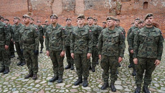 Przysięga wojskowa 5 MBOT na dziedzińcu zamku w Ciechanowie 