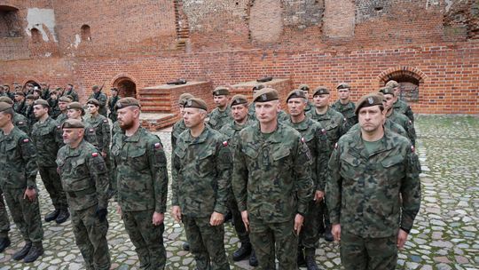 Przysięga wojskowa 5 MBOT na dziedzińcu zamku w Ciechanowie 