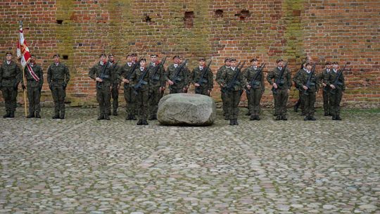 Przysięga wojskowa 5 MBOT na dziedzińcu zamku w Ciechanowie 