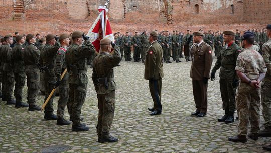 Przysięga wojskowa 5 MBOT na dziedzińcu zamku w Ciechanowie 