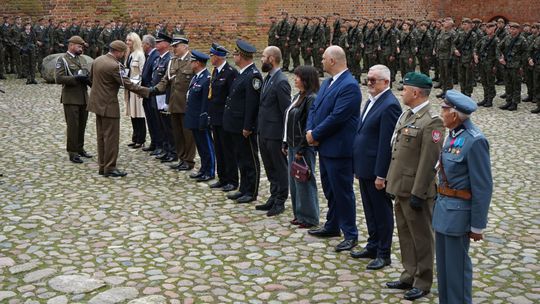 Przysięga wojskowa 5 MBOT na dziedzińcu zamku w Ciechanowie 