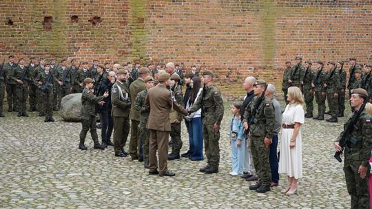 Przysięga wojskowa 5 MBOT na dziedzińcu zamku w Ciechanowie 