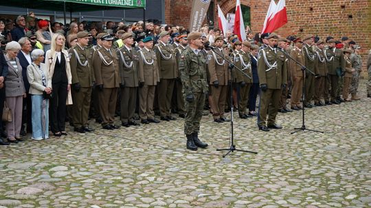 Przysięga wojskowa 5 MBOT na dziedzińcu zamku w Ciechanowie 