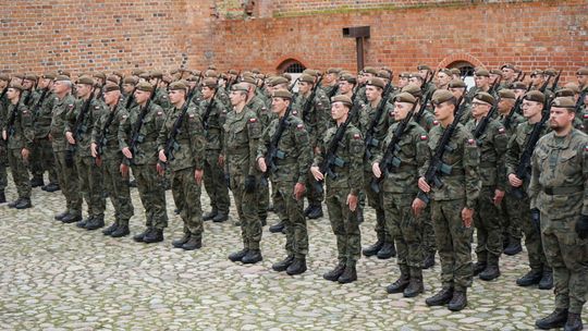 Przysięga wojskowa 5 MBOT na dziedzińcu zamku w Ciechanowie 