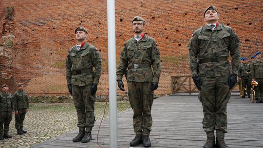 Przysięga wojskowa 5 MBOT na dziedzińcu zamku w Ciechanowie 