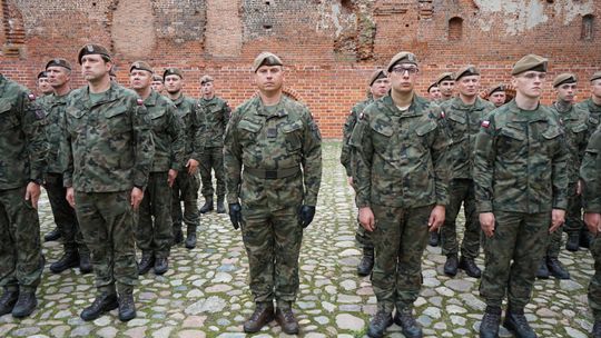 Przysięga wojskowa 5 MBOT na dziedzińcu zamku w Ciechanowie 
