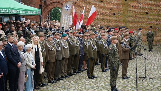 Przysięga wojskowa 5 MBOT na dziedzińcu zamku w Ciechanowie 