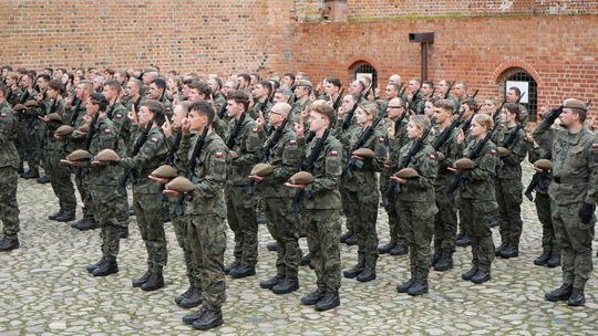 Przysięga wojskowa 5 MBOT na dziedzińcu zamku w Ciechanowie 