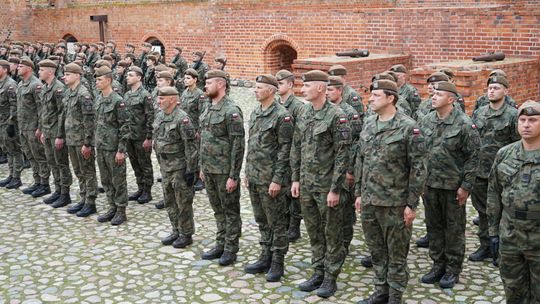 Przysięga wojskowa 5 MBOT na dziedzińcu zamku w Ciechanowie 