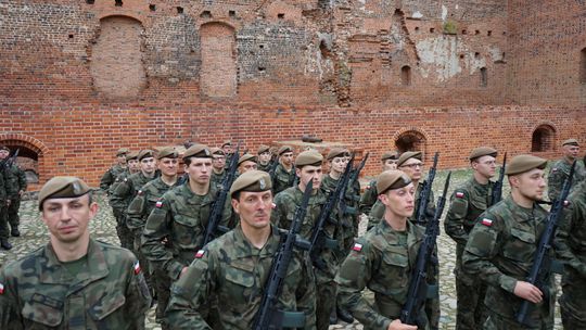 Przysięga wojskowa 5 MBOT na dziedzińcu zamku w Ciechanowie 
