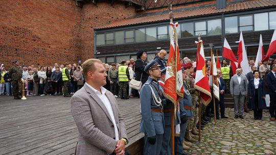 Przysięga wojskowa 5 MBOT na dziedzińcu zamku w Ciechanowie 