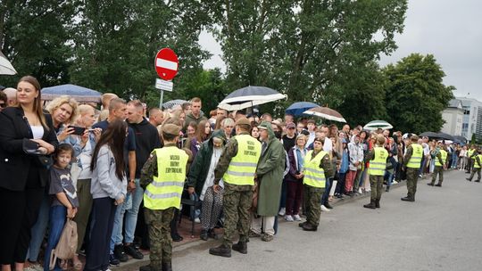 Przysięga wojskowa 5 MBOT na dziedzińcu zamku w Ciechanowie 