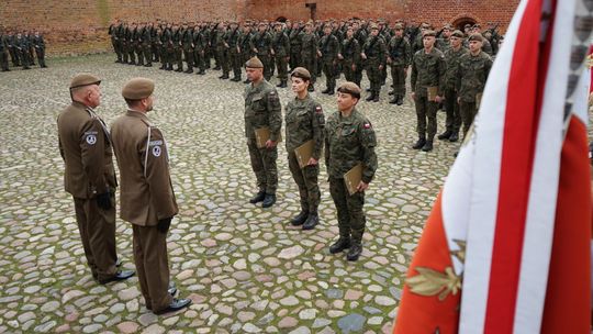 Przysięga wojskowa 5 MBOT na dziedzińcu zamku w Ciechanowie 