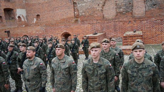 Przysięga wojskowa 5 MBOT na dziedzińcu zamku w Ciechanowie 