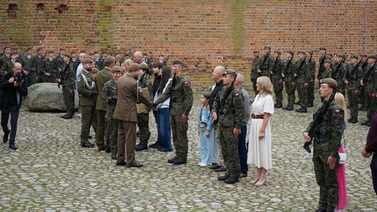 Przysięga wojskowa 5 MBOT na dziedzińcu zamku w Ciechanowie 