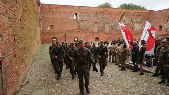 Przysięga wojskowa 5 MBOT na dziedzińcu zamku w Ciechanowie 