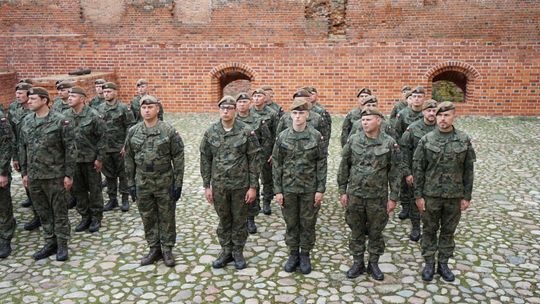 Przysięga wojskowa 5 MBOT na dziedzińcu zamku w Ciechanowie 