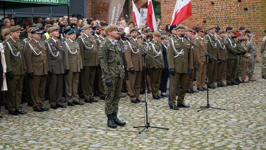 Przysięga wojskowa 5 MBOT na dziedzińcu zamku w Ciechanowie 