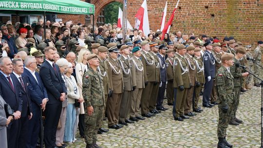 Przysięga wojskowa 5 MBOT na dziedzińcu zamku w Ciechanowie 