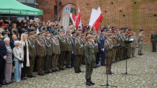 Przysięga wojskowa 5 MBOT na dziedzińcu zamku w Ciechanowie 