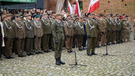 Przysięga wojskowa 5 MBOT na dziedzińcu zamku w Ciechanowie 