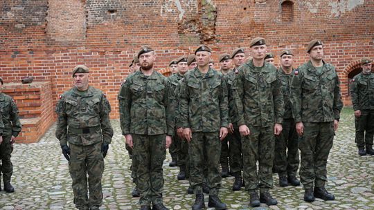 Przysięga wojskowa 5 MBOT na dziedzińcu zamku w Ciechanowie 