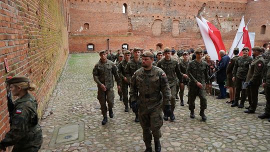 Przysięga wojskowa 5 MBOT na dziedzińcu zamku w Ciechanowie 