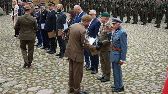 Przysięga wojskowa 5 MBOT na dziedzińcu zamku w Ciechanowie 