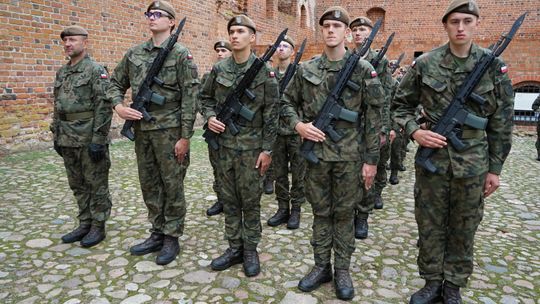 Przysięga wojskowa 5 MBOT na dziedzińcu zamku w Ciechanowie 