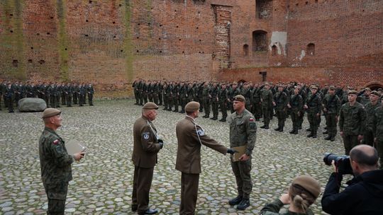 Przysięga wojskowa 5 MBOT na dziedzińcu zamku w Ciechanowie 