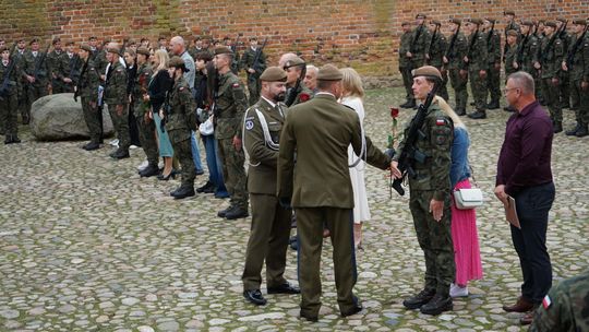 Przysięga wojskowa 5 MBOT na dziedzińcu zamku w Ciechanowie 