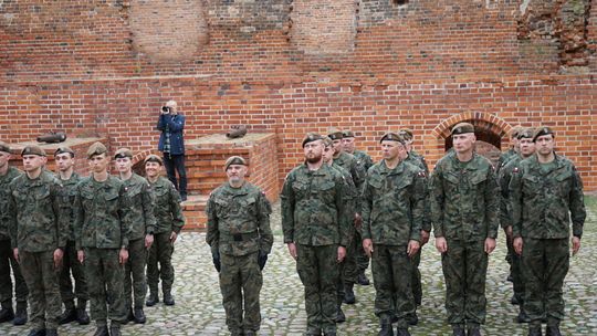 Przysięga wojskowa 5 MBOT na dziedzińcu zamku w Ciechanowie 