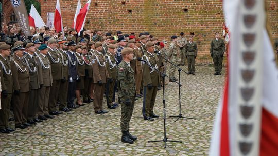 Przysięga wojskowa 5 MBOT na dziedzińcu zamku w Ciechanowie 