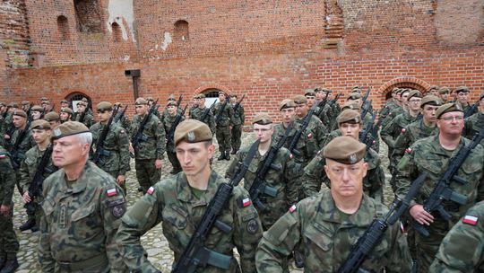 Przysięga wojskowa 5 MBOT na dziedzińcu zamku w Ciechanowie 