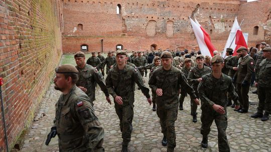 Przysięga wojskowa 5 MBOT na dziedzińcu zamku w Ciechanowie 
