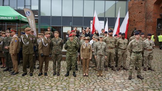 Przysięga wojskowa 5 MBOT na dziedzińcu zamku w Ciechanowie 