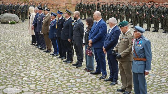 Przysięga wojskowa 5 MBOT na dziedzińcu zamku w Ciechanowie 